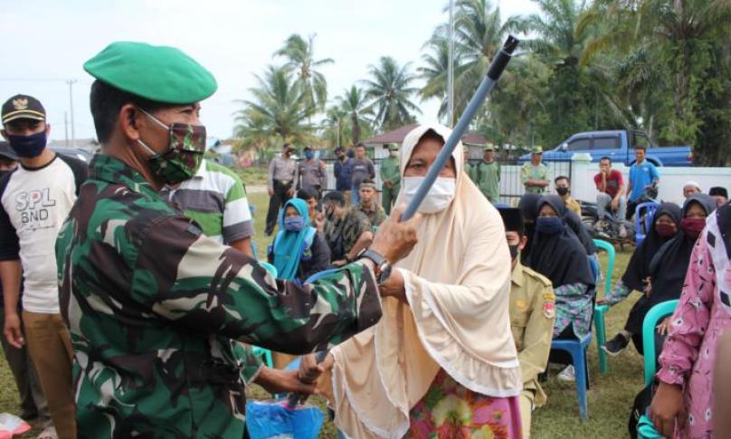 Warga menerima bantuan