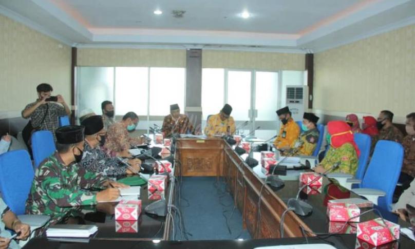 Kepala Biro Pemkesra Setda Provinsi Bengkulu Edi Hartawan usai rapat pembentukan kepengurusan/ panitia Hari Besar Islam Tingkat Provinsi Bengkulu Periode 2020 -2 025 dan Rapat Persiapan Sholat Idul Adha 1441 H/2020 M, Kamis (9/7).
