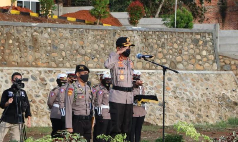 Kapolda Bengkulu Irjen Pol. Drs. Teguh Sarwono, M. Si saat memberikan amanat apel gelar Pasukan Operasi Patuh Nala 2020 di lapangan Mapolda Bengkulu