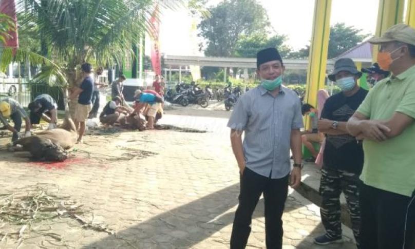 Wakil Walikota Bengkulu saat menyaksikan pemotongan hewan kurban