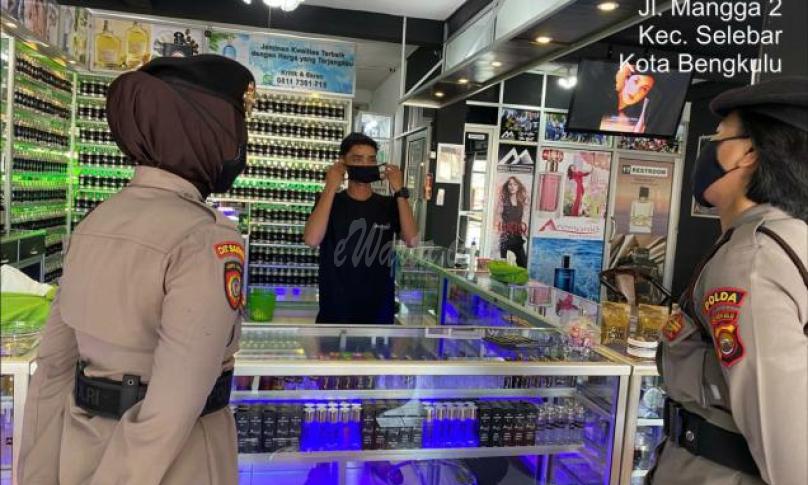 Polwan Polda Bengkulu melakukan patroli humanis