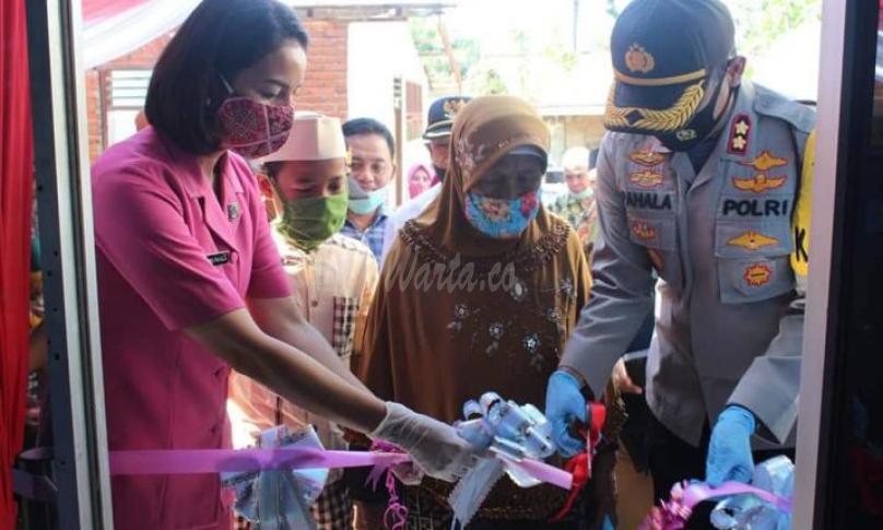 Kapolres Bengkulu Serahkan Bedah Rumah
