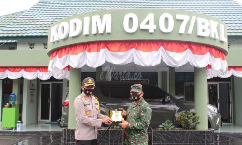 Kapolres Bengkulu saat mengunjungi Kodim 0407/Bengkulu