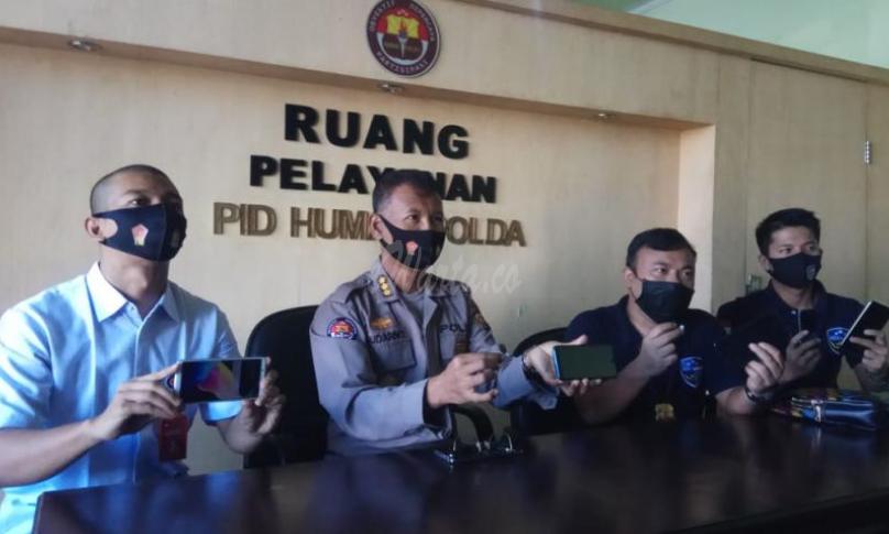 Kabid Humas Polda Bengkulu Kombes Pol Sudarno, S.Sos., M.H., didampingi Kasubdit Cyber Crime Polda NTB Kompol Yusuf Tauziri, S.Ik., serta Kanit Cyber Crime Polda Bengkulu AKP Perdana Mahardika, S.Ik pada saat press Conference diruang Press Room Bid Humas Polda Bengkulu,
