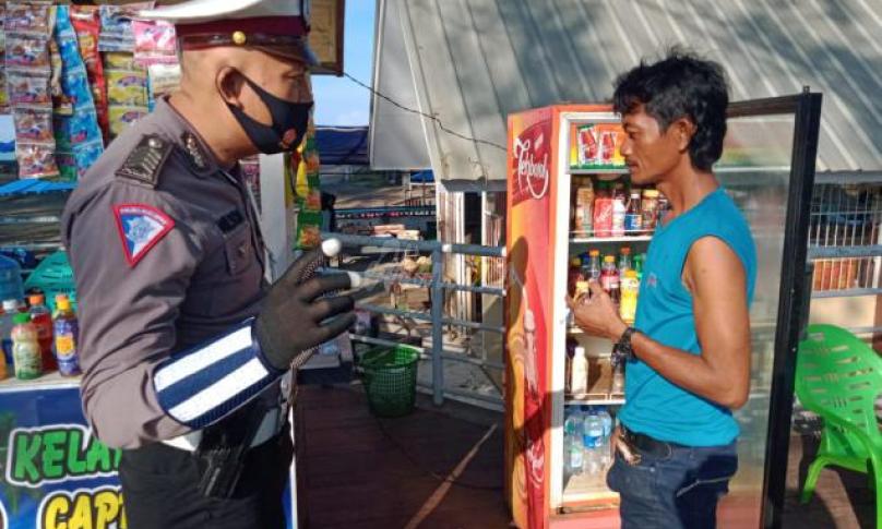 Anggota kepolisian sedang berdialog dengan warga