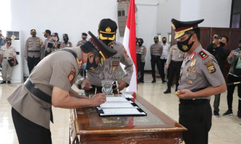 Kapolda Bengkulu Irjen pol Drs Teguh Sarwono, M.Si., memimpin upacara serah terima jabatan Wakapolda Bengkulu