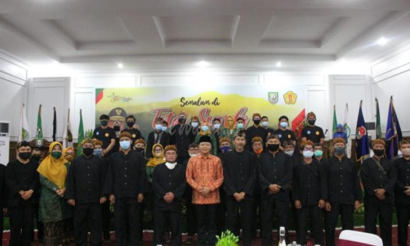 Gubernur Rohidin saat Pelantikan dan Pengukuhan Pengurus Paguyuban Lembur Kuring (PLK) Provinsi Bengkulu Periode 2019-2024 dan Pengurus Riungan Mahasiswa Mahasiswi dan Pemuda Sunda (RUMASA) Provinsi Bengkulu Masa Bhakti 2019-2024, bertempat di Gedung Daerah Balai Raya Semarak pada Kamis malam (3/9).