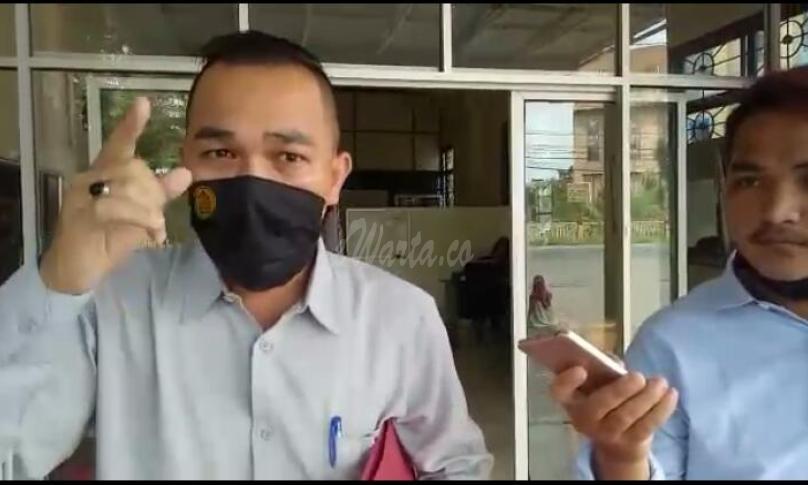 Penasihat Hukum Sarozinema Laia, SH saat diwawancari