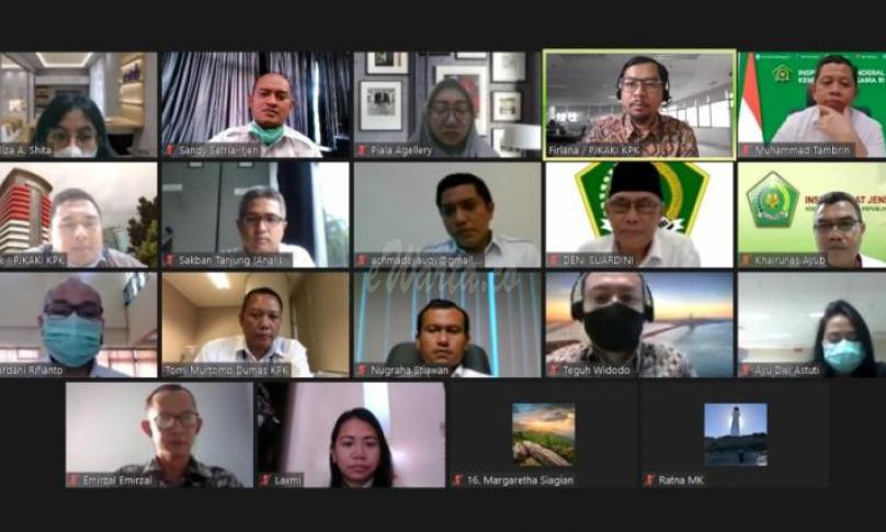 Rapat daring yang digelar Itjen Kementerian Agama. Hadir, Irjen Kemenag Deni Suardini, Sekretaris  Itjen, Inspektur Investigasi dan Bagian Dumas. Dari KPK, hadir Direktur Pengaduan Masyarakat Tomi Murtomo beserta jajarannya.