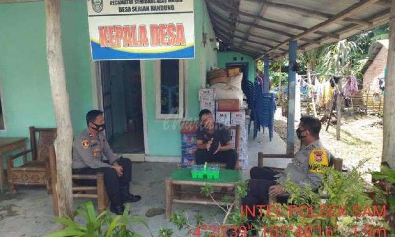 Kapolres Seluma sedang berdialog dengan kades