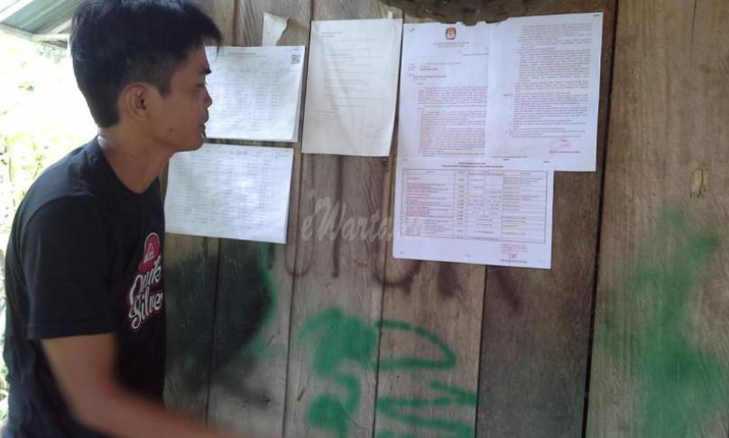 Warga sedang melihat pengumuman