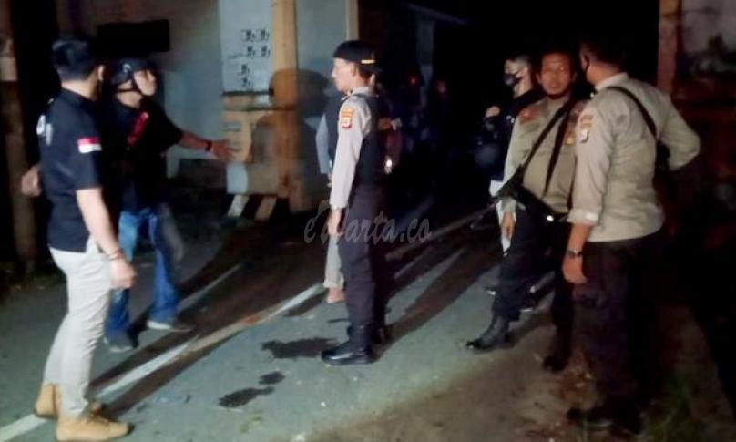 Polisi berjaga di sekitar lokasi bentrokan