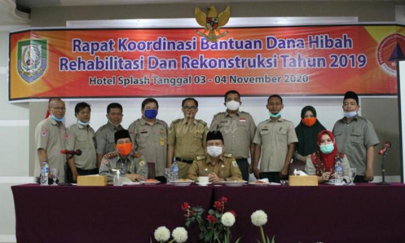 Sekda Hamka Sabri, saat membuka secara resmi Rapat Koordinasi Evaluasi Progres Dana Hibah Rehabilitasi Dan Rekonstruksi Pasca Bencana Banjir dan Tanah Longsor, di hotel ternama  Kota Bengkul, Selasa (2/11).