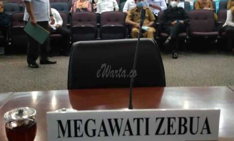 Tampak Kursi Kosong Anggota DPRD Sumut, Megawati Zebua saat Rapat Paripurna. (Foto : Sadar Laia/ewarta.co)