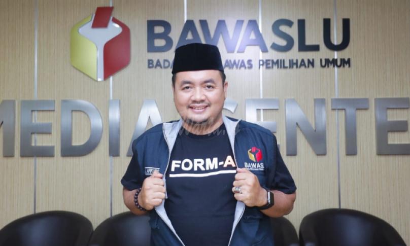Anggota Bawaslu M Afifuddin berfoto menggunakan baju berlogo Form A (formulir pengawasan) sebelum memberikan keterangan pers dalam acara Kick Off Patroli Pengawasan di Media Center Bawaslu, Jakarta Sabtu, 5 Desember 2020/Foto: Humas Bawaslu RI