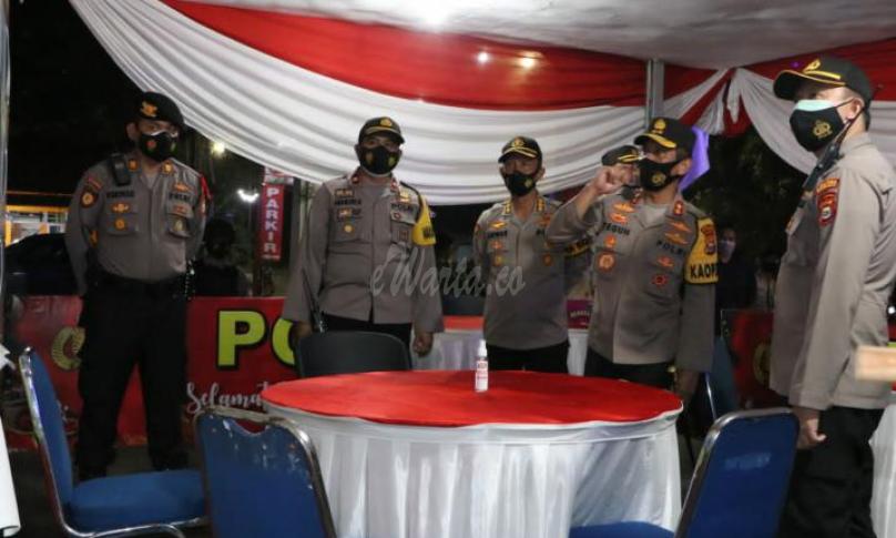 Kapolda Bengkulu Berikan Bingkisan pada Petugas Patroli Malam Tahun Baru