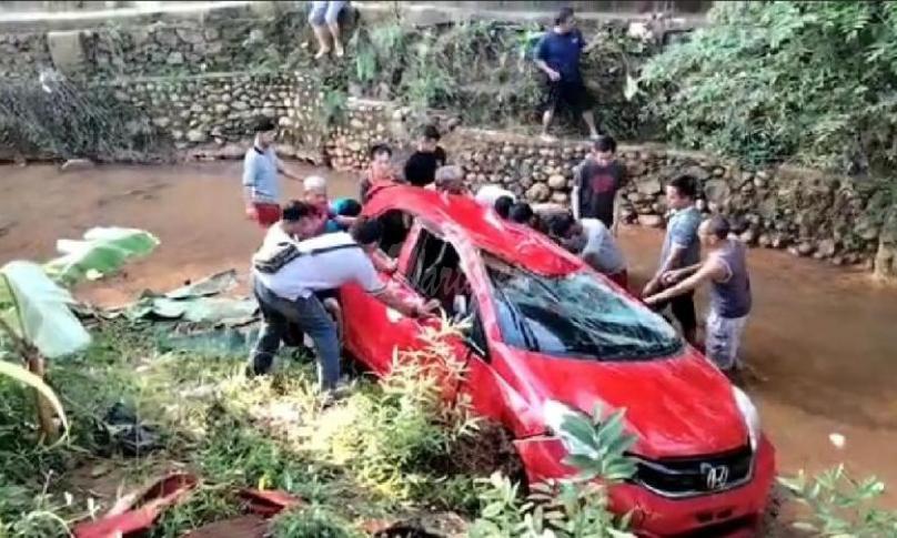 Mobil Kadis Perpustakaan Provinsi Terjun ke Sungai