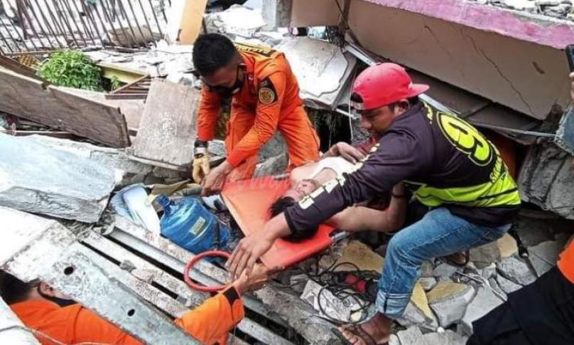 Proses evakuasi korban