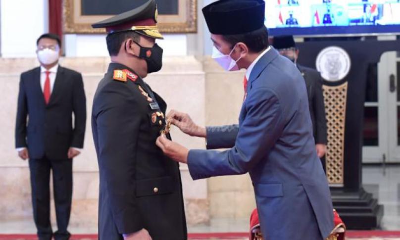 Jenderal Idham Azis Serahkan Panji Polri Tribrata ke Jenderal Listyo Sigit 