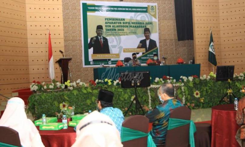 Sekjen saat menyampaikan materi dalam Pembinaan ASN di lingkungan Universitas Islam Negeri (UIN) Alaudin Makassar, secara luring dan daring. 