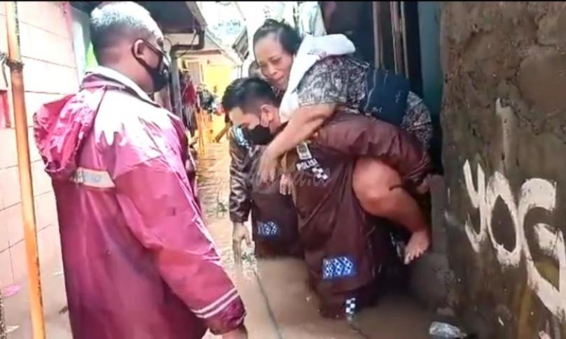 Kisah Heroik Kapolsek Gendong Korban Banjir