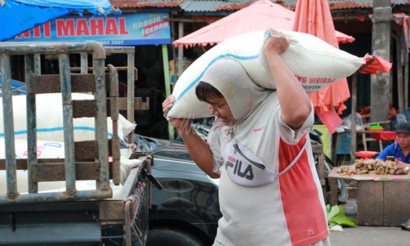 Seorang pria pengangkut beras di wilayah Pasar Minggu, Bengkulu. (Feraro)