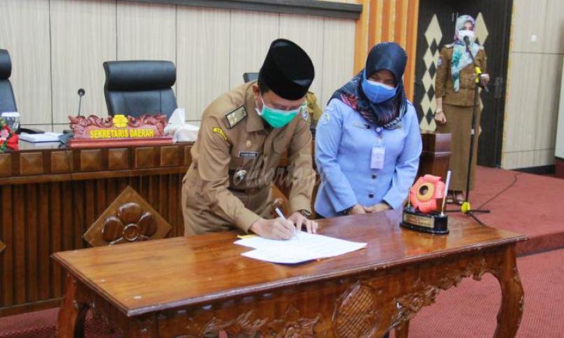 Sekretaris Daerah Provinsi Bengkulu Hamka Sabri saat Penandatanganan Dokumen Penyerahan Pelabuhan Pendaratan Ikan (PPI) Pasar Seluma di Ruang Pola Pemprov Bengkulu, Selasa (2/2/2021).