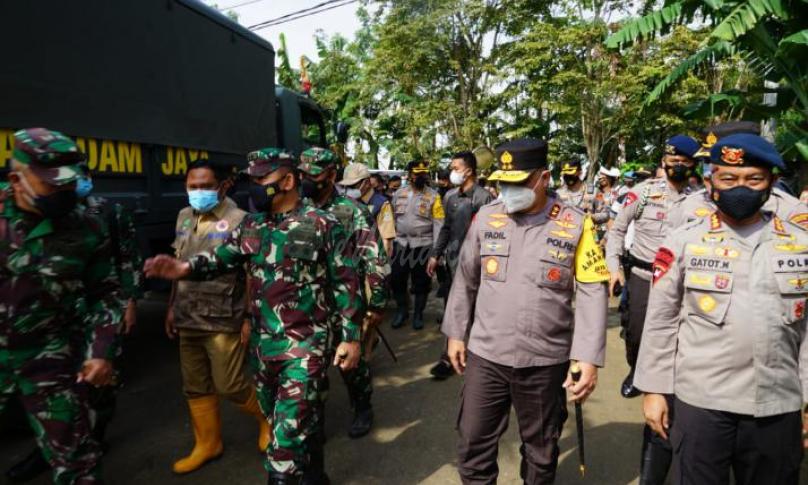 Kapolda Metro Jaya dan Pangdam Jaya Pimpin Penanganan Korban Tanggul Jebol Pebayuran