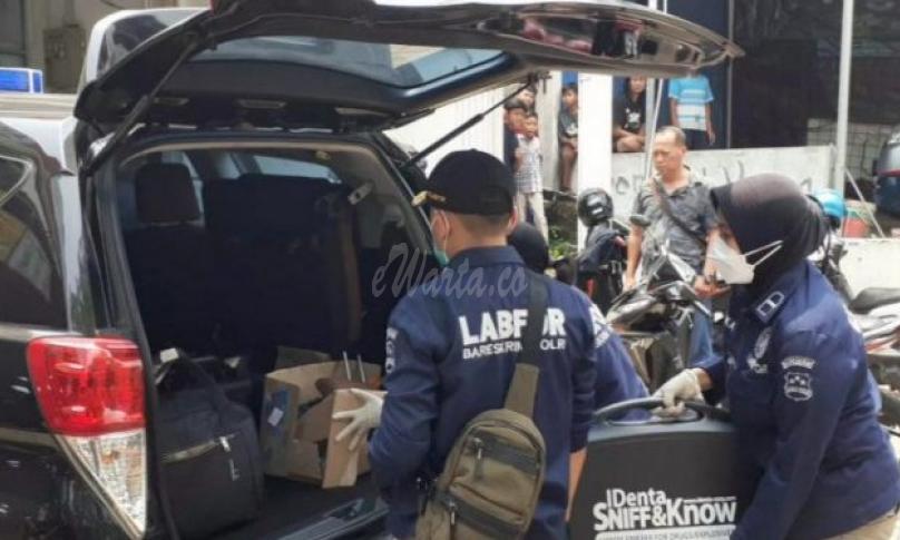 Densus 88 Bawa Tiga Koper Barang Bukti Teroris di Bekasi