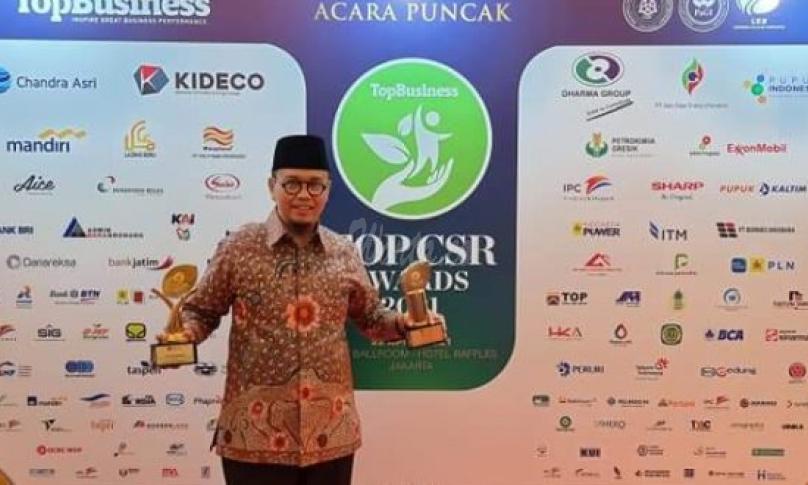 Majalah Top Business Anugerahi PDAM Tirta Hidayah TOP CSR 2021