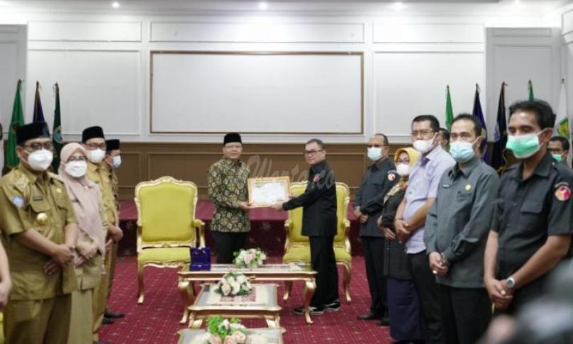 Bawaslu Provinsi Bengkulu Berikan Piagam Apresiasi pada Gubernur