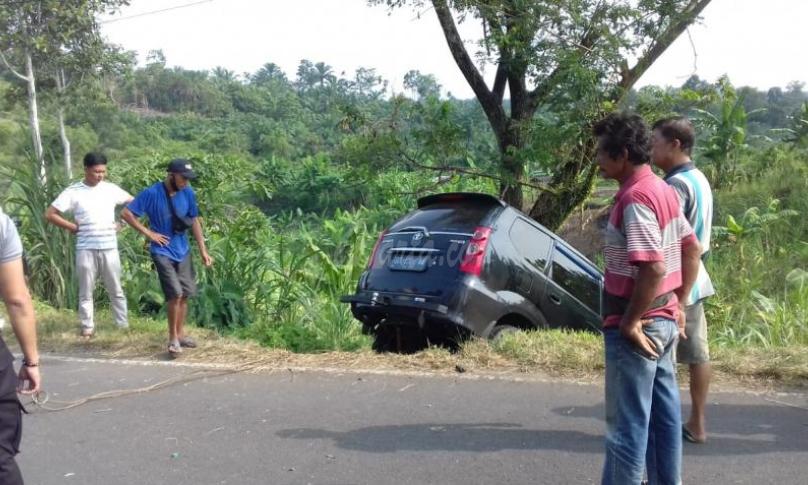 Diduga Mengantuk, Minibus Warga Padang Guci Hilang Kendali