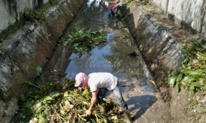 Dinas PUPR Kota Bengkulu Bersih-bersih Drainase