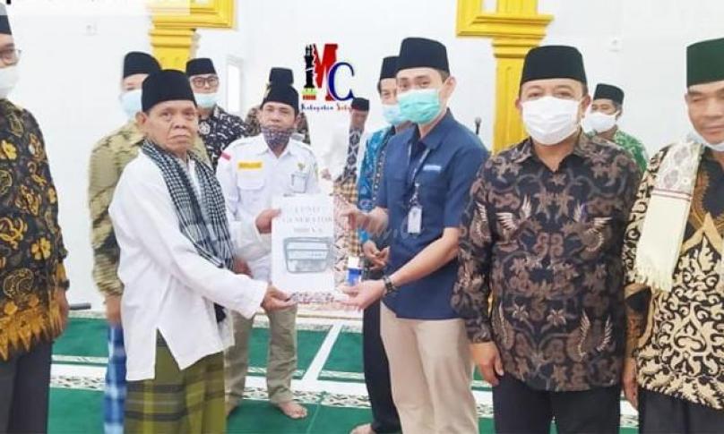 Wabup Seluma Serhkan Bantuan untuk Masjid Nurul Islam. Foto: Kominfo
