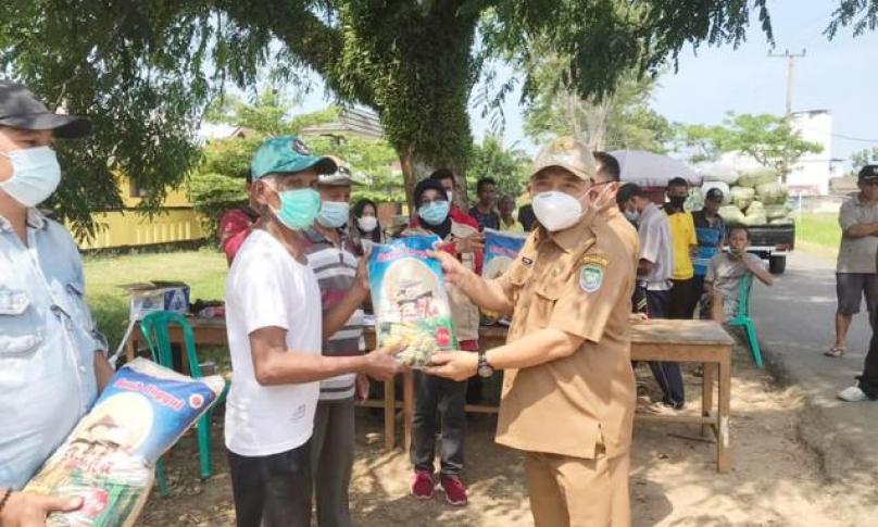 Petani Rimbo Kedui Terima Bantuan Benih Padi Inbrida dari Wabup Seluma
