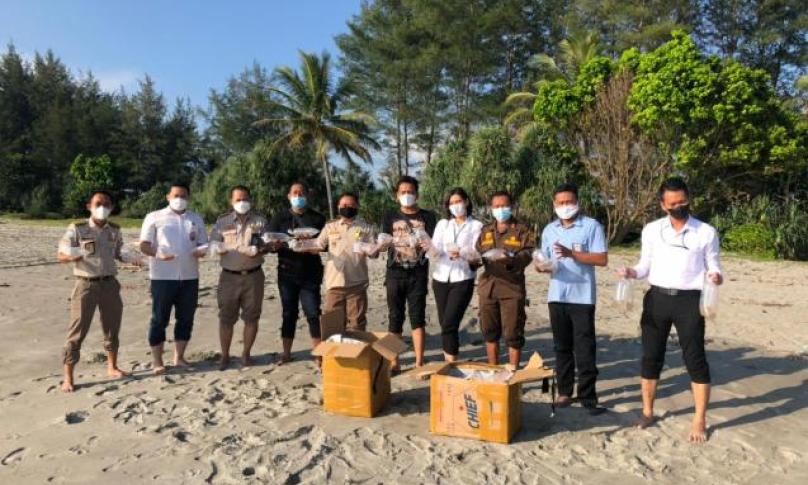 15 Ribu Benur Dilepaskan di Perairan Pulai Baai
