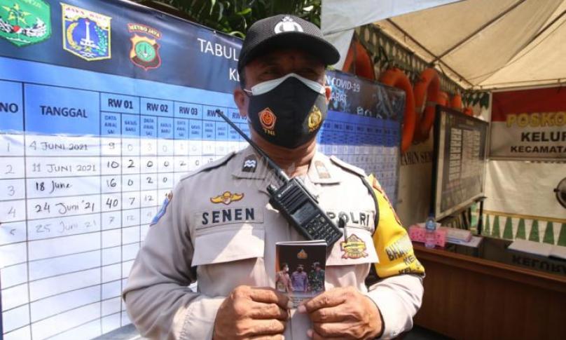 Seorang petugas sempat menunjukan buku tersebut kepada Panglima TNI Marsekal Hadi Tjahjanto dan Kapolri Jenderal Polisi Listyo Sigit Prabowo