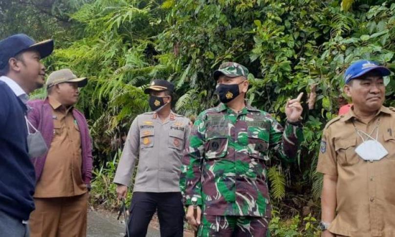 Bupati Seluma Tinjau Lokasi Tanah Longsor dan Jembatan Putus Akibat Hujan