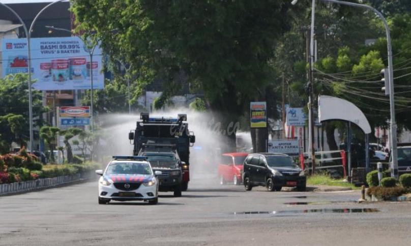 Polda Bengkulu Gelar Penyemprotan Disinfektan Tiga Jalur Utama Kota Bengkulu
