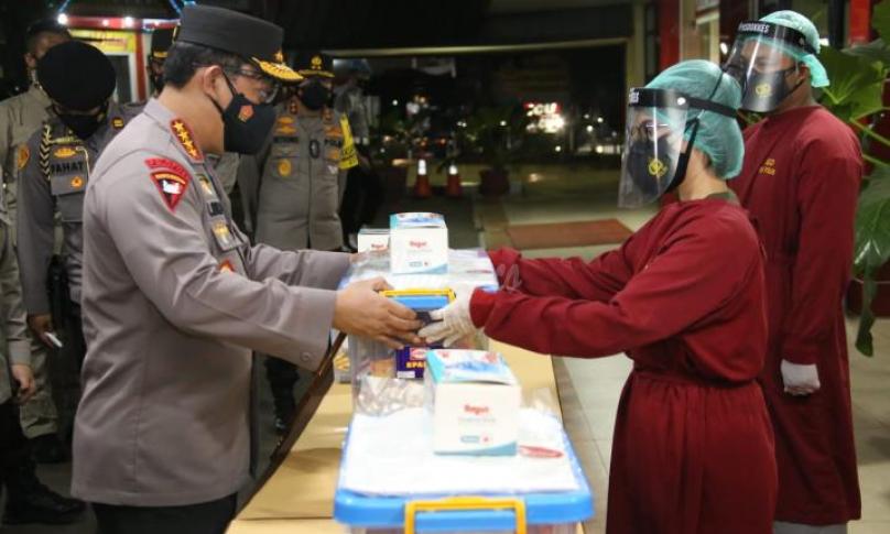 Kapolri Cek Pasien Covid-19 Terlayani dengan Baik di RS Polri dan Berikan Bansos ke Nakes