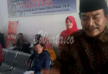 Wabup saat sidak Kantor Dukcapil Seluma