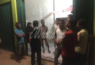 Puluhan warga mendatangi Toko Elektronik yang sudah kosong 