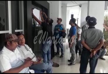 Kontraktor dan konsultan segel kantor Gubernur