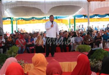 Menteri Desa, PDT, dan Transmigrasi, Eko P Sandjojo mensosialisasikan penggunaan dana desa kepada perangkat desa dan pendamping desa se-Kabupaten Mukomuko, Bengkulu, Minggu (24/2/2019). Eko P Sandjojo meminta Dana Desa Tahun 2019 agar diprioritaskan untuk pemberdayaan masyarakat desa. Foto: Matin/Kemendes PDTT