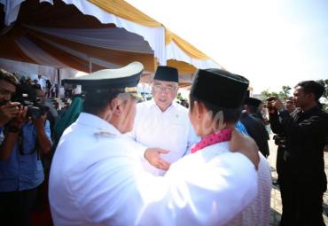 Menteri Desa, PDT, dan Transmigrasi Eko P Sandjojo mengikuti Upacara Peringatan Hari Jadi Kabupaten Mukomuko ke-16 di halaman Kantor Bupati Mukomuko, Bengkulu, Senin (25/2/2019). Foto: Angga & Matin/Kemendes PDTT