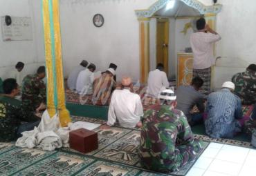 Anggota Satgas TMMD di Desa Talang Alai Sholat Jumat bersama warga setempat