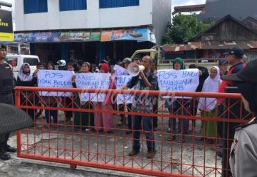 Aksi warga PUT saat menyampaikan tuntutanya