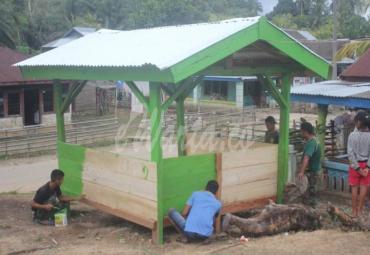 Satgas TMMD dan warga finishing pembangunan pos ronda