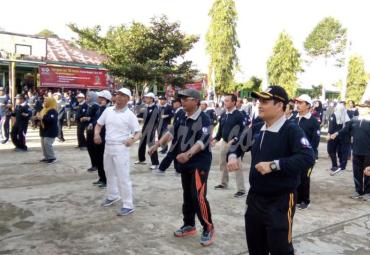Gubernur Bengkulu (H. Rohidin Mersyah) mengikuti senam Germas di SMPN 1 Ujan Mas Kepahiang, Bengkulu