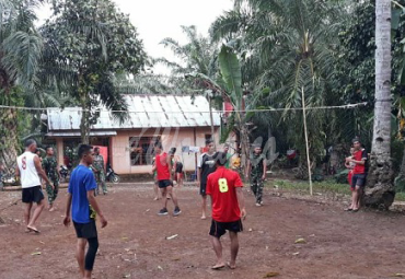 Main Bola Volley menjadi favorit Anggota Satgas TMMD bersama warga